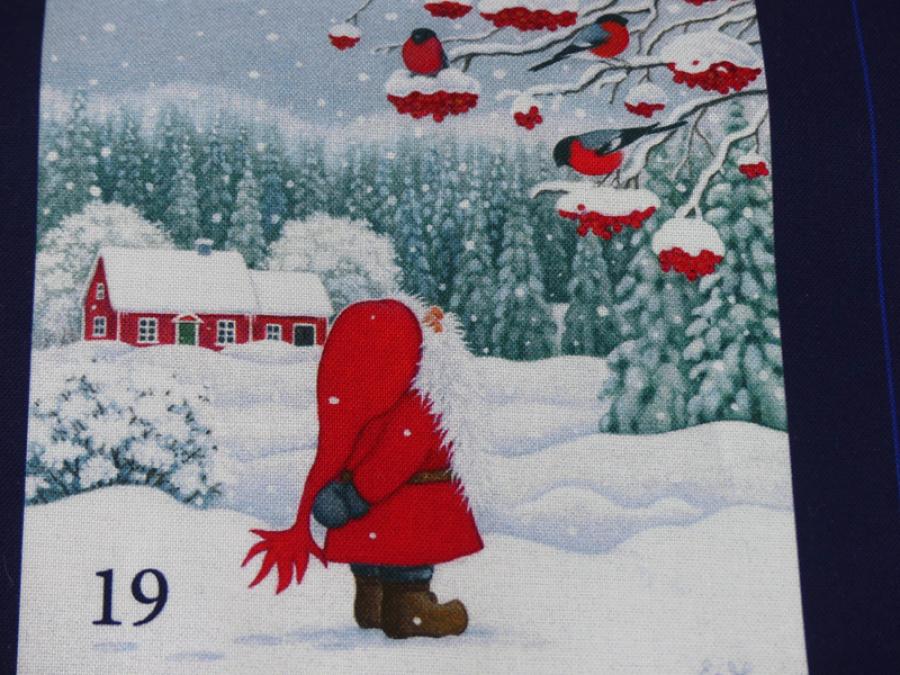 Patchworkstoff Tomtens Village Panel Adventskalender Detailansicht im Schnee